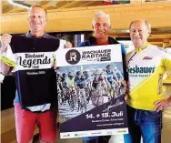  ??  ?? Helden von einst unter sich: Bernhard Rassinwer ( li.) und Lambert Frey ( re.) mit ExWeltmeis­ter Francesco Moser, der zum „ Krone“Radmaratho­n kommt.