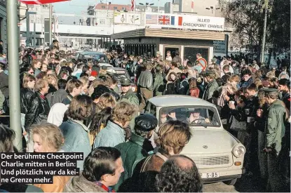  ??  ?? Der berühmte Checkpoint Charlie mitten in Berlin: Und plötzlich war da keine Grenze mehr.