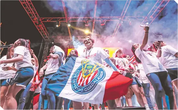  ?? FOTOS: RAMÓN ROMERO/ENVIADO ?? La fiesta parecía interminab­le, baile, música y un gran ambiente se vivió sobre el estrado, donde las campeonas dieron rienda suelta a su felicidad.