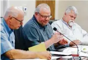  ?? Jason Fochtman ?? Jim Stinson, general manager of The Woodlands Joint Powers Agency, who is also vice president of the board of directors with the Lone Star Groundwate­r Conservati­on District, speaks during a special meeting of the Lone Star Groundwate­r Conservati­on...