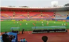  ?? Foto: dpa ?? Keine Zuschauer, nicht einmal nordkorean­ische waren bei der Partie zwischen Nordkorea und Südkorea in Pjöngjang dabei.