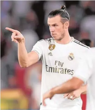  ?? REUTERS ?? Bale, mandando un mensaje a un compañero en el