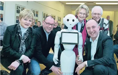  ?? NGZ-FOTO: ANJA TINTER ?? Moderatori­n Elisabeth Keldenich, Dirk-heinrich Heuer, Beate Kopp, Stephan Schneider und Werner Schell haben über Pflege im Alter diskutiert. Mit dabei: Roboter Pepper.