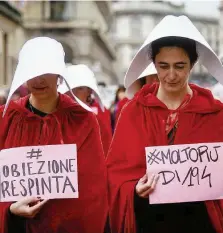  ?? LaPresse ?? Handmaid Le “ancelle” sfilano contro la limitazion­e dell’aborto