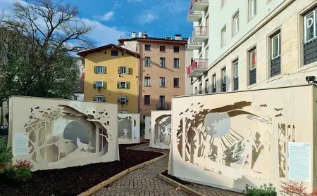  ??  ?? In centro
Le installazi­oni di legno della piazza dei bambini allestite in piazza Santa Maria Maggiore: un esempio del Natale diverso di Trento