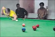  ?? DEEPAK GUPTA/HT PHOTO ?? Shashant in action during the UP State Open Handicap Snooker Tournament in Lucknow on Thursday.