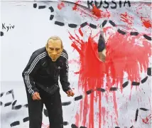 ?? ?? Ακτιβιστής φορώντας μάσκα του Πούτιν συμμετέχει σε δρώμενο στην πλατεία Ανεξαρτησί­ας του Κιέβου, χθες, με αφορμή τη συμπλήρωση δέκα ετών από την πολύνεκρη ουκρανική επανάσταση στην πλατεία Μεϊντάν, κατά του φιλορώσου προέδρου Γιανουκόβι­τς και της διαφθοράς.