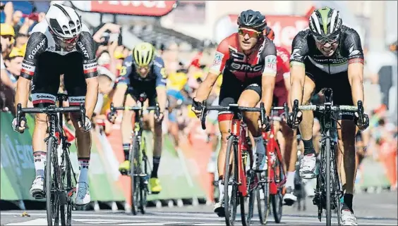  ?? PETER DEJONG / AP ?? Matthews, a la izquierda de la foto, comprueba como Boasson Hagen, en el otro extremo, no logra superarlo sobre la línea de meta