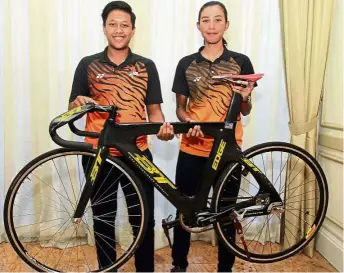  ??  ?? Next in line: Juniors Farina Shawati Mohd Adnan (left) and Anis Amira Rosdi will compete in the Asian Track Cycling Championsh­ips in New Delhi next February.