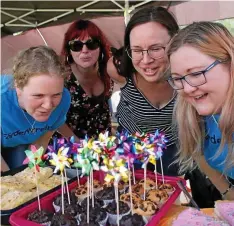  ?? ?? Julia Frank, Stefanie Gkarali, Katja Greiner und Lydia Eben (von links) vom Fördervere­in „Rasselband­e“Ohrdruf am Kuchenbasa­r.