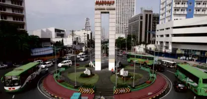  ?? NIÑOJESUS ORBETA ?? NOTIN ERAP’S BACKYARD Buses barred from entering Manila are forced to make a U-turn at Welcome rotunda and head back to Quezon City.