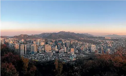  ?? CHRIS PAYNE ?? Breathtaki­ng views of Seoul await those who tackle the run to the top of Namsan.