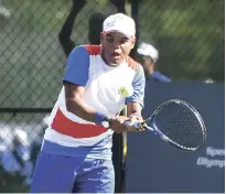  ??  ?? Ronald Vasquez avanzó a la final de la categoría de sencillos masculinos 011 nivel 5 del Invitacion­al Mundial de Tenis de Olimpiadas Especiales.