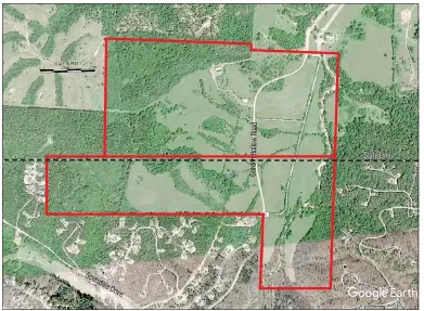  ?? Image submitted ?? This aerial photograph’s red lines mark the approximat­e location of the boundaries of the Bella Vista Property Associatio­n’s so-called Ark-Mo land. Bella Vista real estate agent Linda Loyd proposed she buy the land so she can develop it into...