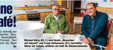  ??  ?? Michael Härig (62, l.) vom Verein „Menschen mit Zukunft“und Frank Bettermann (57), Geschäftsf­ührer der Schule, eröffnen ein Café für Alleinerzi­ehende.