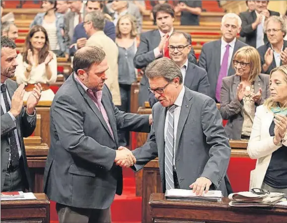  ?? MANÉ ESPINOSA ?? Oriol Junqueras y Artur Mas ratificaro­n su acuerdo con un apretón de manos al final del debate de política general