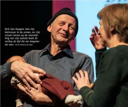  ?? FOTO PATRICK DE ROO ?? Dirk Van Duppen met zijn kleinzoon in de armen, en zijn vrouw Lieven op de voorstelli­ng van zijn laatste boek Zo verliep de tijd die me toegemeten was.