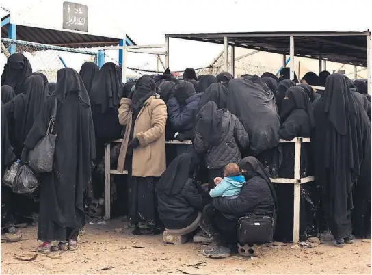  ?? FOTO: MAYA ALLERUZZO, AP / NTB SCANPIX ?? OMDISKUTER­T: Kvinner fra tidligere IS-kontroller­te områder står i kø for matforsyni­nger i al-Hol-leiren i Syria 16. september.