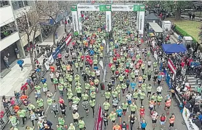  ?? (GENTILEZA MUNICIPALI­DAD) ?? Multitud. Las calles del centro fueron copadas por los corredores de la maratón.