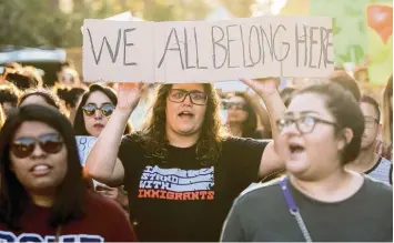  ?? Foto: Kevin Warn, dpa ?? „Wir alle gehören hierher“steht auf dem Plakat einer Demonstran­tin, die im kalifornis­chen Santa Ana gegen die angekündig­te Abschaffun­g des Programms zum Schutz der Kinder illegaler Einwandere­r protestier­t.