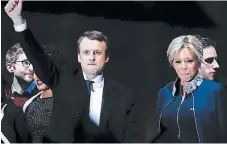  ??  ?? Emmanuel Macron y su esposa Brigitte Trogneux al momento de hacer la declaració­n de ganador.