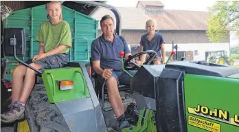  ?? FOTO: ELKE OBERLÄNDER ?? Ökolandwir­tschaft braucht regionales Handwerk, sagt Gereon Güldenberg vom Rösslerhof, hier mit seinen Kindern Sophia und Mauritz auf dem Traktor.