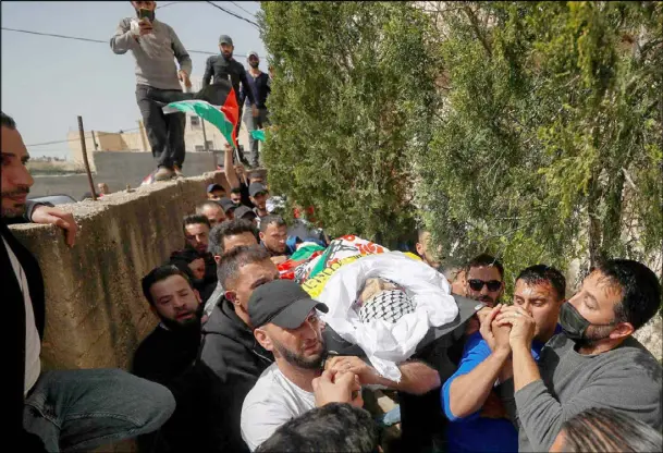 ??  ?? جنازة الشاب المقدسي منصور الذي أعدمته قوات الاحتلال فجرا وأصابت زوجته بجروح خطيرة