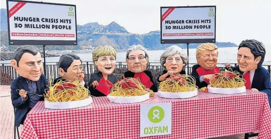  ?? (AP) ?? Denuncia. Icónico acto de protesta en Taormina, Sicilia, contra el hambre en el mundo, realizado por la ONG humanitari­a Oxfam.