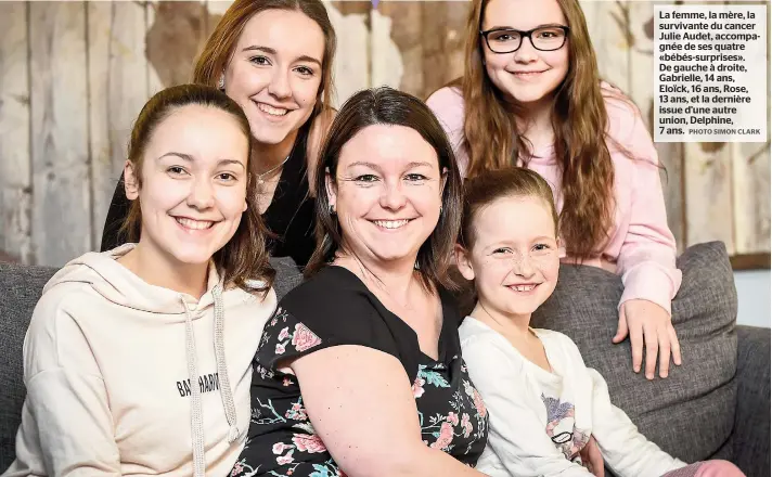  ??  ?? La femme, la mère, la survivante du cancer Julie Audet, accompagné­e de ses quatre «bébés-surprises». De gauche à droite, Gabrielle, 14 ans, Eloïck, 16 ans, Rose, 13 ans, et la dernière issue d’une autre union, Delphine, 7 ans.