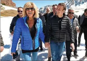  ??  ?? Brigitte Macron et son époux s’offrent un break dans les Pyrénées, en avril.