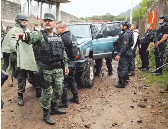  ?? ?? Elementos de la Sedena realizan operativos en Michoacán tras ola de violencia