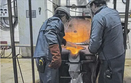  ?? CHRISTINNE MUSCHI BLOOMBERG ?? Workers prepare to make a magnesium ingot at the Alliance Magnesium facility in Danville, Que., near the town of Asbestos.