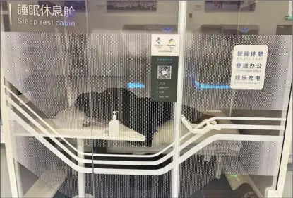  ?? ZHANG WEI / CHINA DAILY ?? High-tech cabins at the Beijing media center give journalist­s the chance to catch up on some sleep.