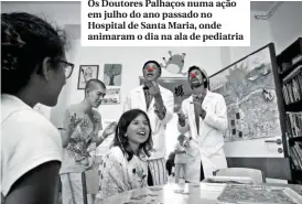  ??  ?? Os Doutores Palhaços numa ação em julho do ano passado no Hospital de Santa Maria, onde animaram o dia na ala de pediatria