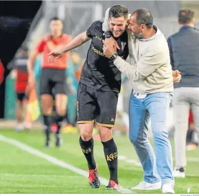  ?? ÁLEX GALLEGOS ?? Iván, abrazado por Salva Ballesta, en Córdoba tras su gol.
