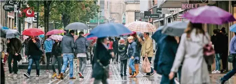  ?? RP-FOTO: ANNE ORTHEN ?? Trotz oder gerade wegen des schlechten Wetters kommen viele Kunden aktuell zum Shoppen in die Innenstadt, hier zur Flinger Straße.