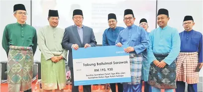  ??  ?? ZAKAT PERNIAGAAN: Abang Johari menerima replika cek daripada wakil Celcom sambil disaksikan Misnu (dua kiri) dan Pengurus Besar TBS Abang Mohd Shibli Abang Mohd Nailie (tiga kiri) serta tetamu jemputan lain, semalam.