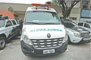  ?? FOTOS DE ESTEFAN RADOVICZ ?? Ambulância usada pelos bandidos para transporta­r ferido foi lavada antes da realização da perícia