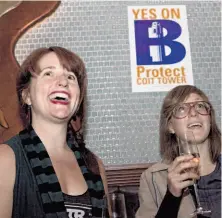  ?? Dania Maxwell / Special To The Chronicle ?? Jessica Gottstein (left) and sister Jenny party on election night as Propositio­n B to protect Coit Tower passes.