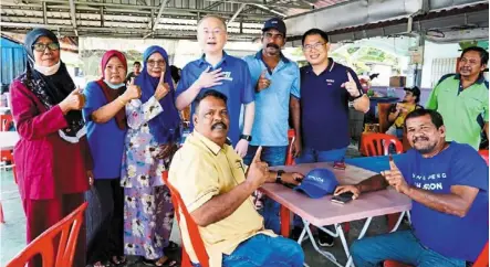  ?? — Photo courtesy of dr Wee’s Facebook page ?? From the heart: dr Wee meeting with constituen­ts a day after polling day to thank them for their support.