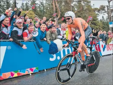  ??  ?? ESFUERZO. Tom Dumoulin, aclamado por los aficionado­s de Bergen en pleno sacrificio.