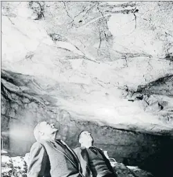  ?? F. CATALÀ- ROCA- ARXIU HISTÒRIC DEL COL.LEGI D’ARQUITECTE­S DE CATALUNYA ?? Los ancestros
A la izquierda, Joan Miró y Josep Llorens Artigas en su visita a la cueva de Altamira, en 1957. La gruta fue descubiert­a por antepasado­s de los Botín