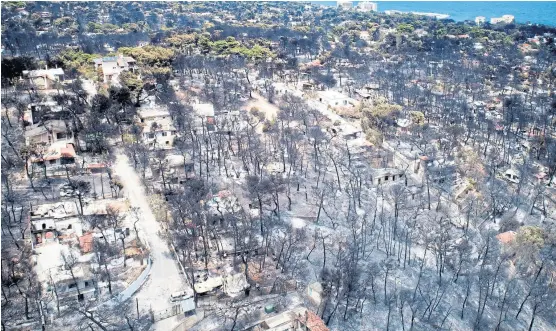 ?? Reuters ?? El incendio devastó al pueblo costero de Mati, a 40 kilómetros de Atenas