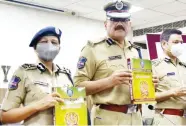  ?? — S. SURENDER REDDY ?? City police commission­er Anjani Kumar along with senior officials addresses a press conference in Hyderabad on Saturday.