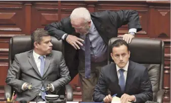  ?? EFE ?? Reunión. El presidente del congreso peruano, Luis Galarreta, izquierda, y los congresist­as Guido Lomardi, centro y Richard Acuña asisten a una plenaria que debate la aceptación de la renuncia de Kuczynski.