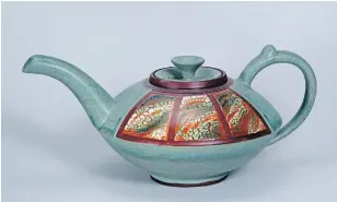  ?? JOANNE CULLEY ?? “Aladdin teapot” was created by Carole and John Bandurchin of the Kawartha Potters Guild.
