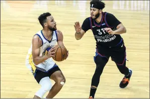  ?? STEVEN M. FALK/THE PHILADELPH­IA INQUIRER ?? The Sixers' Seth Curry guards his brother, Warriors point guard Stephen Curry on April 17 in Philadelph­ia.