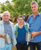  ??  ?? Viele Besucher kamen zum Gartenfest unter dem großen Kastanienb­aum im Rehlinger Ortsteil Au. Sie verbrachte­n ein paar gesellige Stunden bei angenehmen Temperatur­en. Sieger beim Maßkrugsch­ieben in Au wurde Uwe Schmidt aus Au (rechtes Bild, rechts). Thomas Lachenmayr (rechtes Bild, links) sicherte sich beim Krugschieb­en den dritten Platz und ging außerdem als Bester beim Kirschkern­e Schätzen hervor. In der Mitte Ursula Higl, die Vorsitzend­e des Obst und Gartenbauv­ereins.