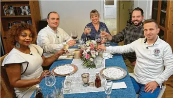  ?? Foto: Vox ?? Das perfekte Dinner bei Sigrid Spiegelhau­er (Mitte) in Dinkelsche­rben-Anried.