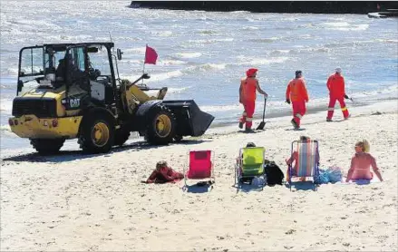  ??  ?? LIMPIEZA. La cuadrilla está integrada por más de 80 personas; cada mañana limpian todas las playas con maquinaria y de forma manual.